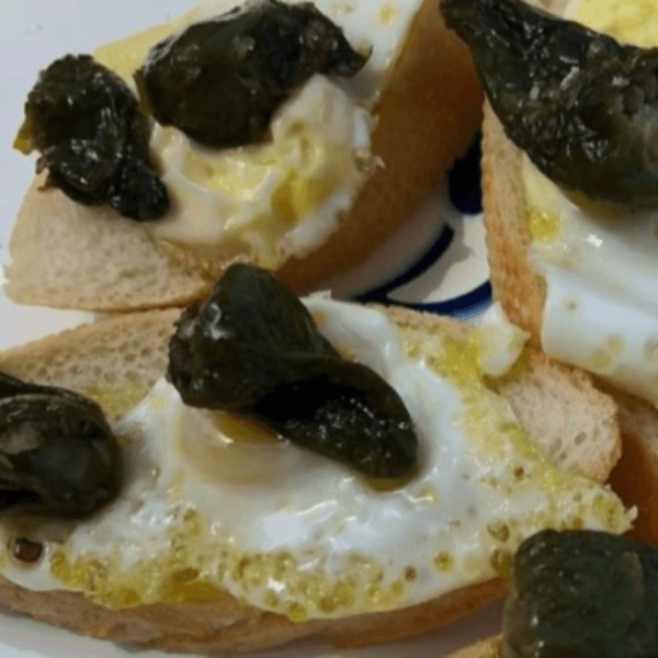 pincho de pimientos del padrón con huevos de codorniz