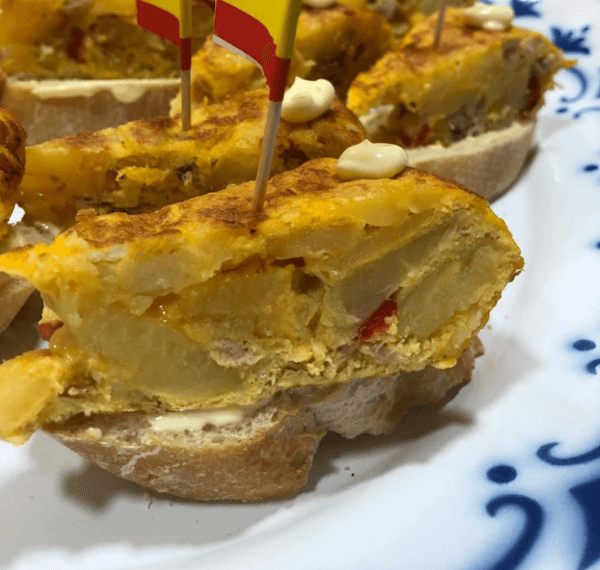 Tortilla de patatas con pimientos del piquillo y atún en escabeche