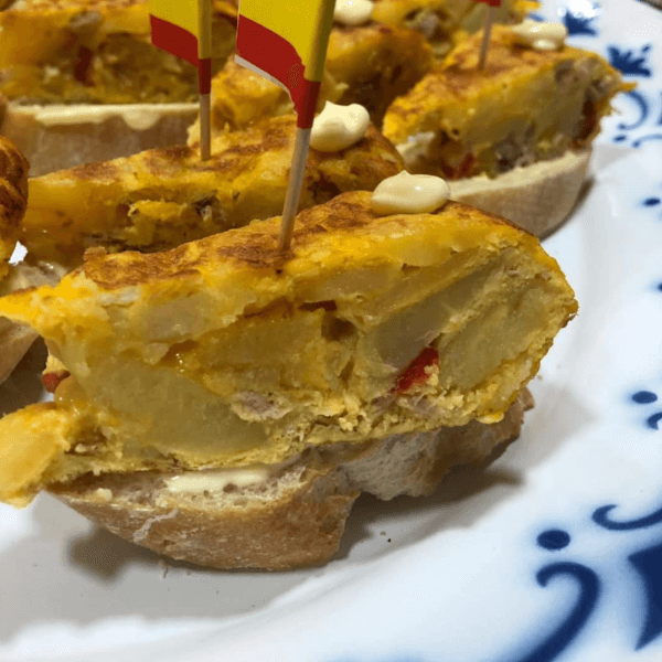 Tortilla de patatas con pimientos del piquillo y atún en escabeche