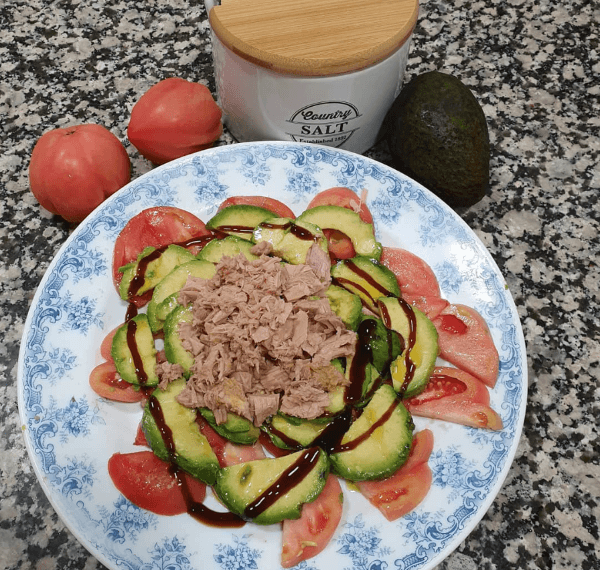 Ensalada de tomate corazón de buey, aguacate y atún en escabeche