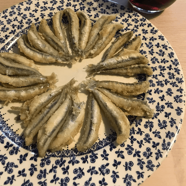 Manojitos de boquerones fritos