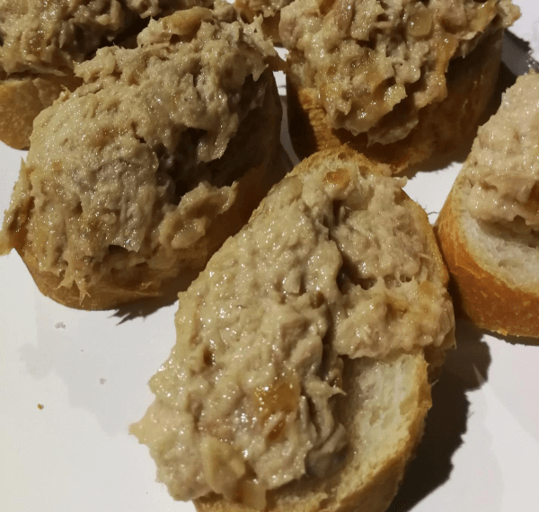 Montaditos de bonito y cebolla confitada