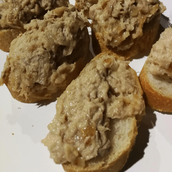 Montaditos de bonito y cebolla confitada