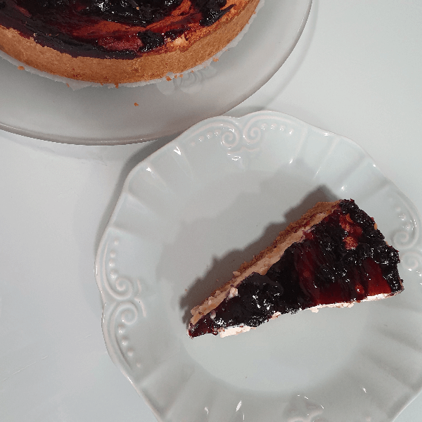 Tarta de queso con mermelada de arándanos