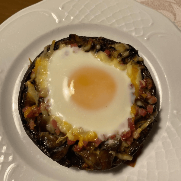 Champiñones portobello gigantes con huevo