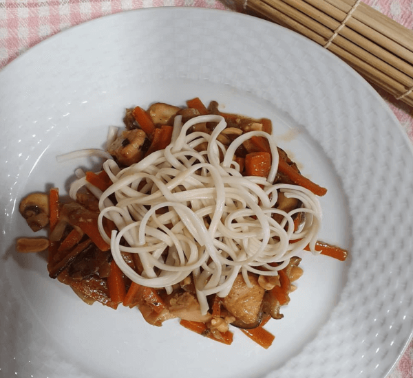 Wok de pavo con setas de Shitake y cacahuetes