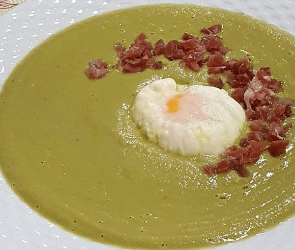 Crema de alcachofas y guisantes con huevo poché