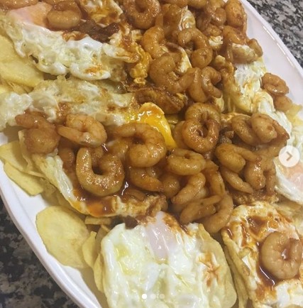 Huevos fritos con patatas y gambas al pil-pil