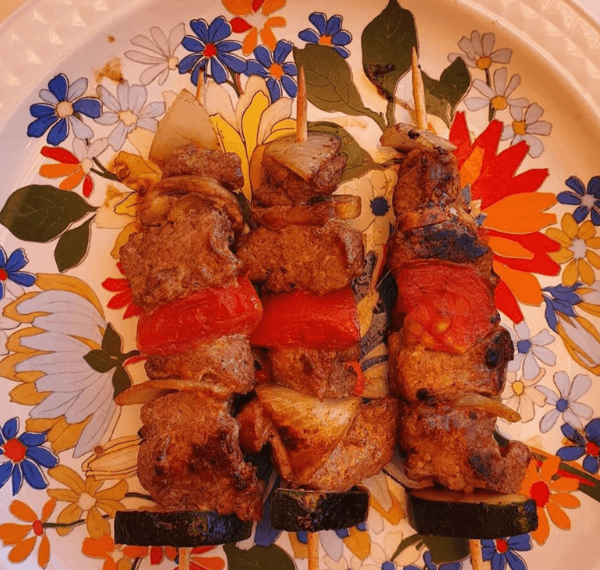 Brochetas de solomillo con verduras especiadas