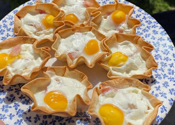 cestitas de bacon y huevos de codorniz imagen destacada