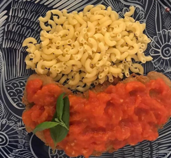 Milanesa de ternera a la napolitana con coquillettes