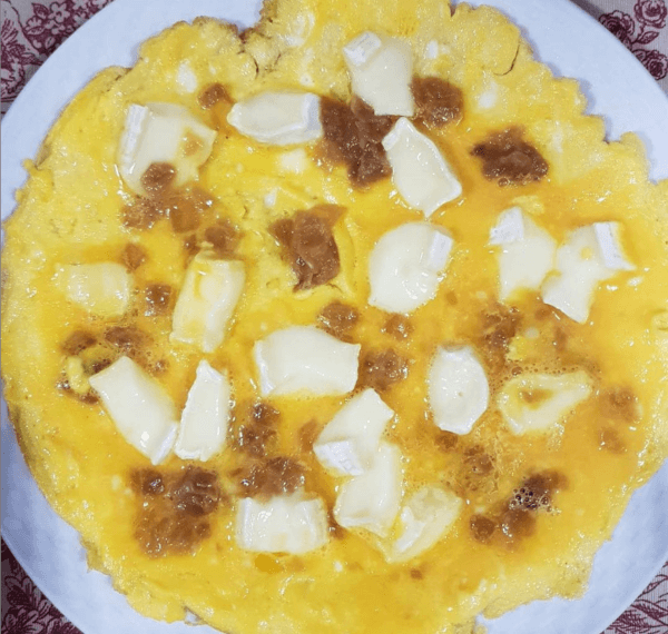 Tortilla vaga de queso brie y cebolla caramelizada