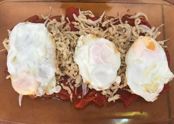 Huevos fritos con pimientos y chanquetes