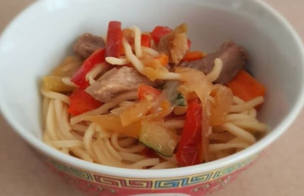 Wok de verduras y secreto ibérico con noodles