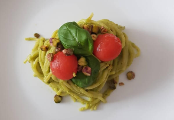 Spaguettis con pesto de guisantes y pistachos