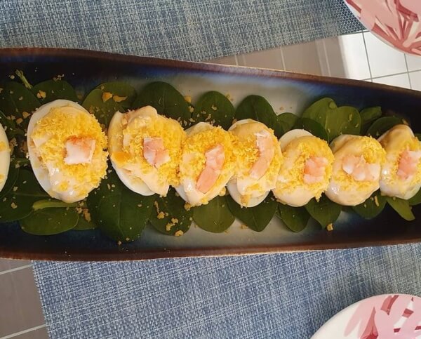 Huevos rellenos de gambas y palitos de cangrejo