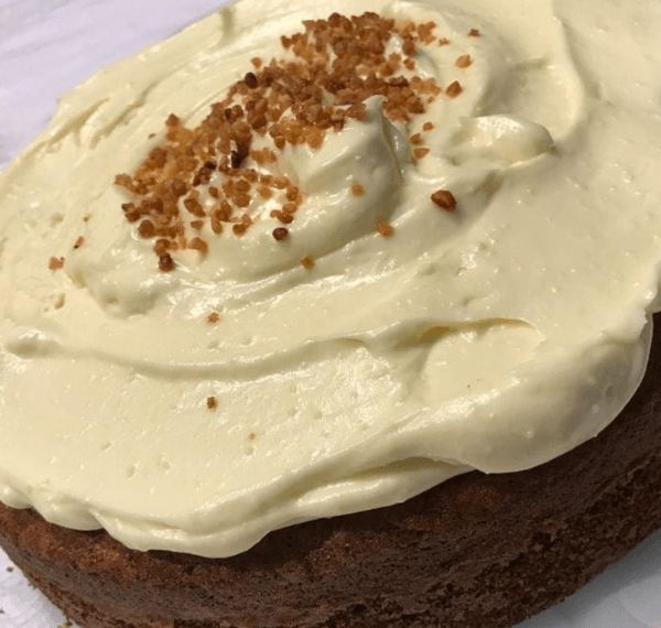 Tarta de zanahoria con frosting de chocolate blanco