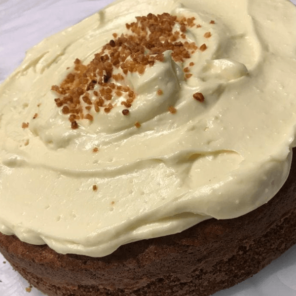 Tarta de zanahoria con frosting de chocolate blanco imagen destacada