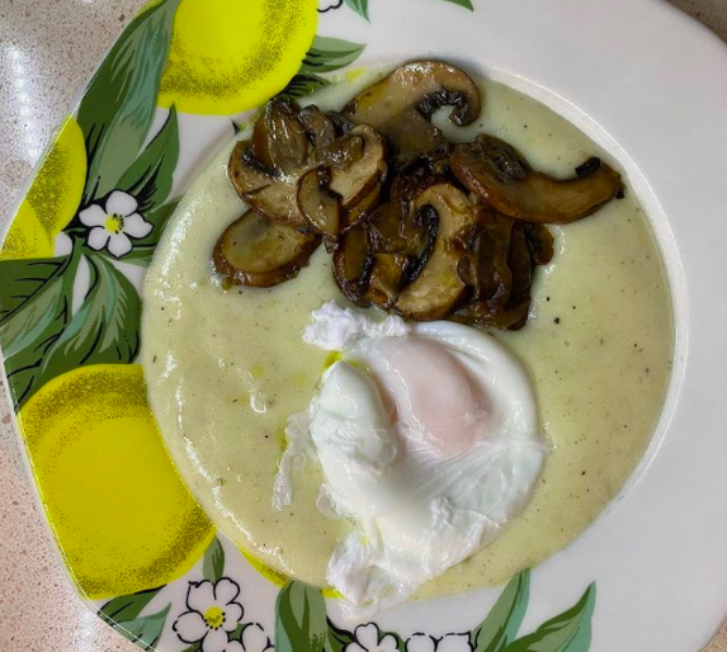 puré de patatas trufado con poche y portobello