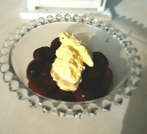 cerezas caramelizadas con helado foto destacada