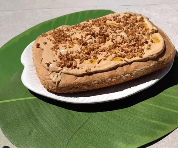 Focaccia con crema de mejillones en escabeche y cebolla crujiente